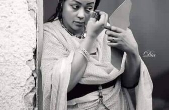 الممثلة والصحفية مشاعر عبدالكريم   في جلسة تصوير  تستدعي التاريخ