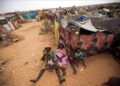 قالت لجنة من خبراء الأمن الغذائي في تقرير صدر، اليوم الخميس: «إن الحرب في السودان والقيود المفروضة على توصيل المساعدات تسببتا في مجاعة بموقع واحد على الأقل  " معسكر زمزم "في شمال دارفور.
