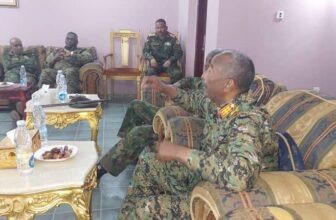 البرهان يتفقد الخطوط الأمامية للقوات المقاتلة بامدرمان