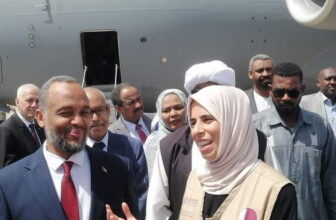 وزيرة التعاون الدولي القطرية تصل بورتسودان