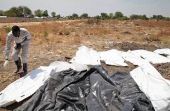 النسور والكلاب تكشف خطرًا متنامياً في السودان