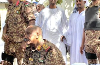 البرهان يؤدي صلاة العيد في « قرية أم شجر»
