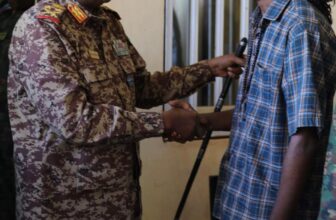  « البرهان»  يلتقي الناشط  « مؤمن ود زينب »   