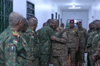 « البرهان  »  يزور منطقة أمدرمان العسكرية