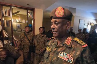 ياسر العطا يتفقد المواقع الامامية  بمنطقة أم درمان