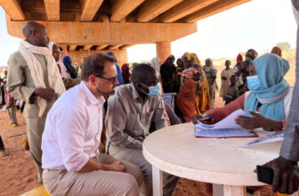 المبعوث الأمريكي  يبعَث  رسائل مباشرة للأطراف المتحاربة