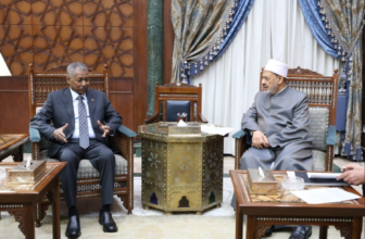البرهان يدعو شيخ الأزهر لزيارة السودان وتكثيف «الدعم الدعوي»