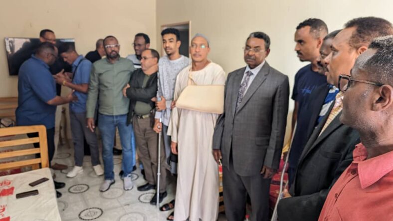 صلاح قوش يتفقد جرحي معركة الكرامة