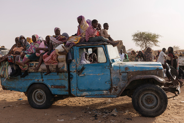  في أحدث  معلوماتٍ  رسمية قال مفوض العون الإنساني في السودان، الصادق آدم، إن الحرب تسببت في نزوح 9 ملايين شخص داخل البلاد، ولجوء 2 مليون إلى دول الجوار، أبرزها مصر وتشاد.