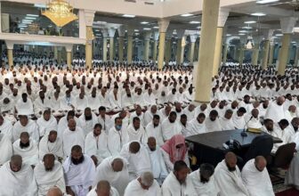 الحجاج يتروون في «مِنى»… ومشعر عرفات يتأهب لاستقبالهم
