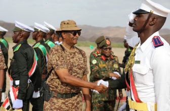 أعلنت القيادة العامة للقوات المسلحة السودانية، تصدي مضاداتها الأرضية اليوم (الأربعاء) لمُسيَّرتين معاديتين استهدفتا موقع الاحتفال بتخريج دفعات من الكليات الحربية والجوية والبحرية، بمنطقة جبيت في ولاية البحر الأحمر بشمال شرقي السودان.
