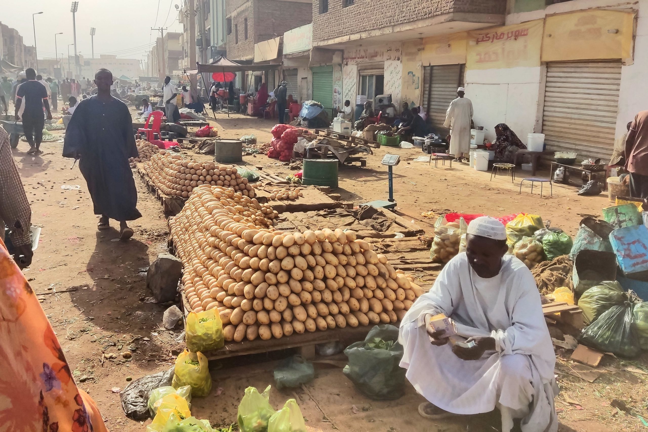 قال الجهاز المركزي للإحصاء في السودان اليوم الاثنين إن معدل التضخم في البلاد قفز إلى 136.67% في النصف الأول من عام 2024.