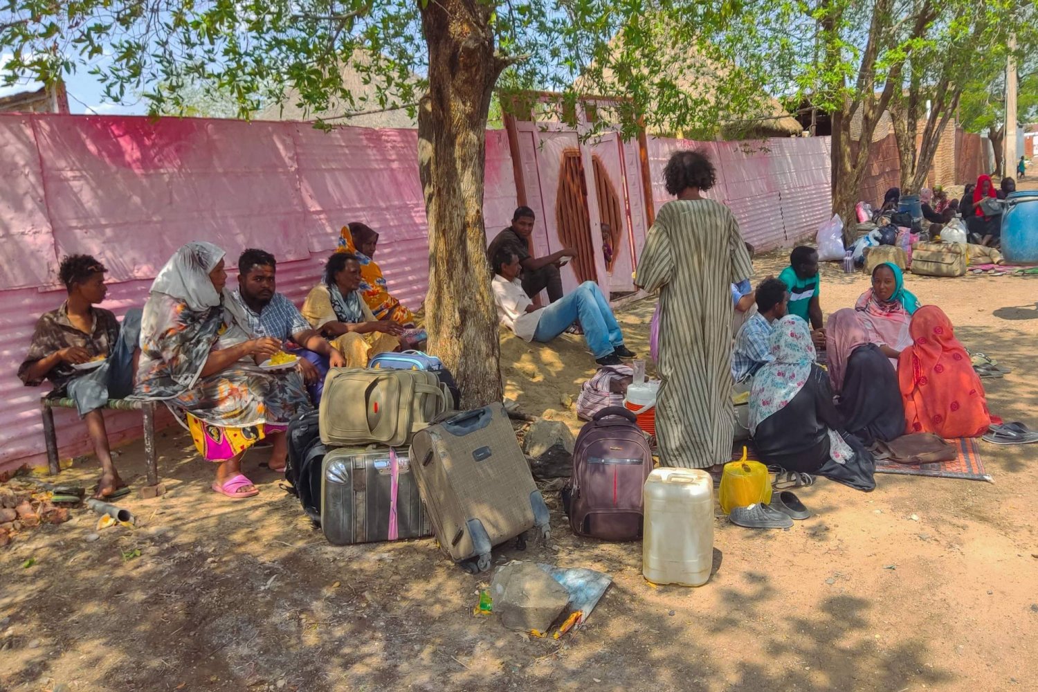 أطلق ناشطون سودانيون نداءات عبر مواقع التواصل الاجتماعي تدعو إلى إنقاذ الآلاف من الأسر النازحة من مدن ولاية سنار (جنوب شرقي السودان) العالقة في العراء دون طعام أو ماء.