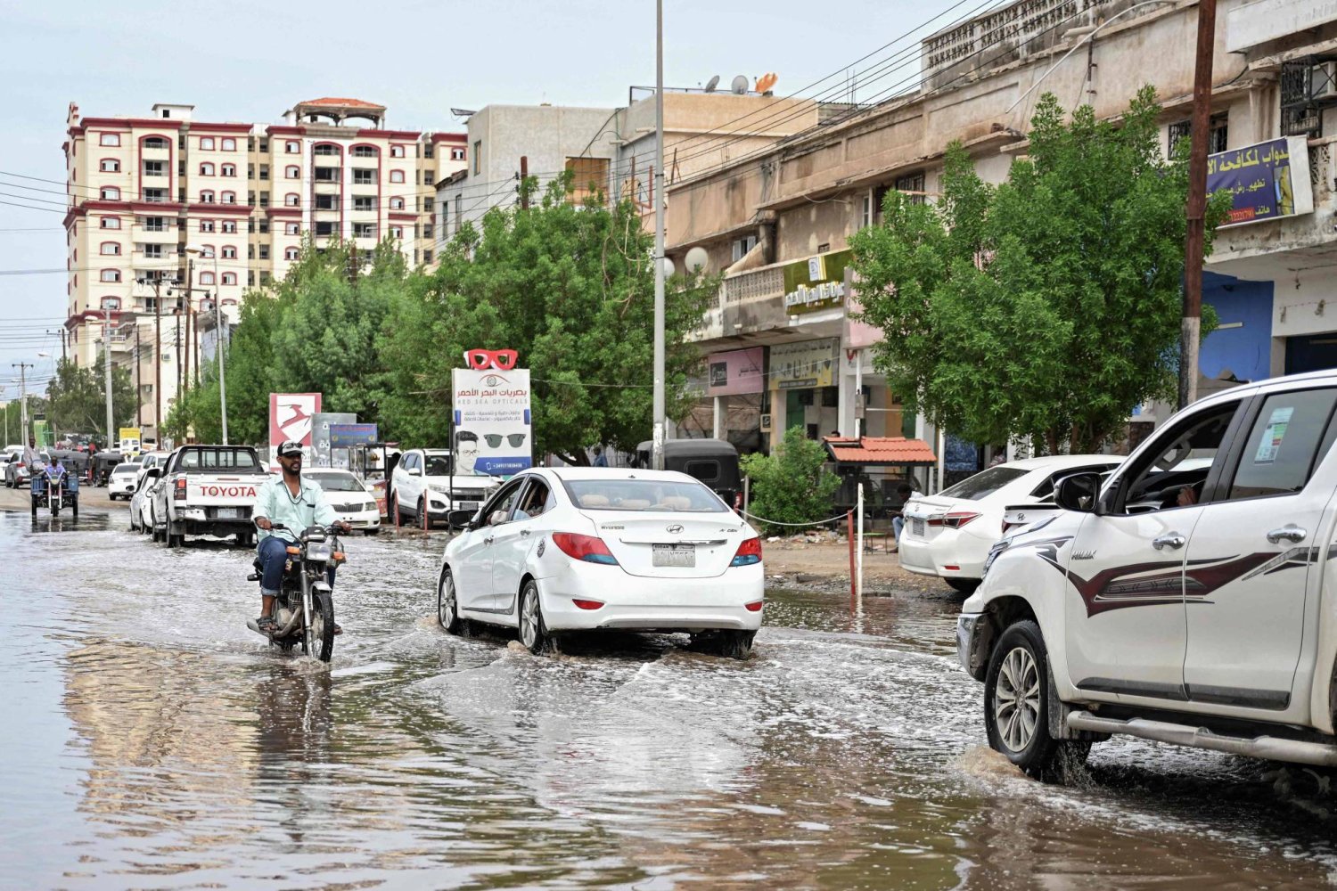 تسببت أمطار غزيرة مصحوبة بسيول جارفة في تدمير آلاف المنازل والمنشآت بعدد من المدن السودانية في الشمال والشرق والغرب، نجم عنها سقوط وفيات وإصابات وسط السكان جراء الانهيارات الكلية والجزئية لمساكنهم.