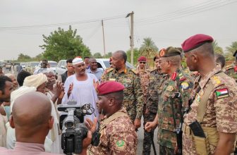 البٌرهان يتفقد المتأثرين بالسيول والأمطار بـ «الشمالية»