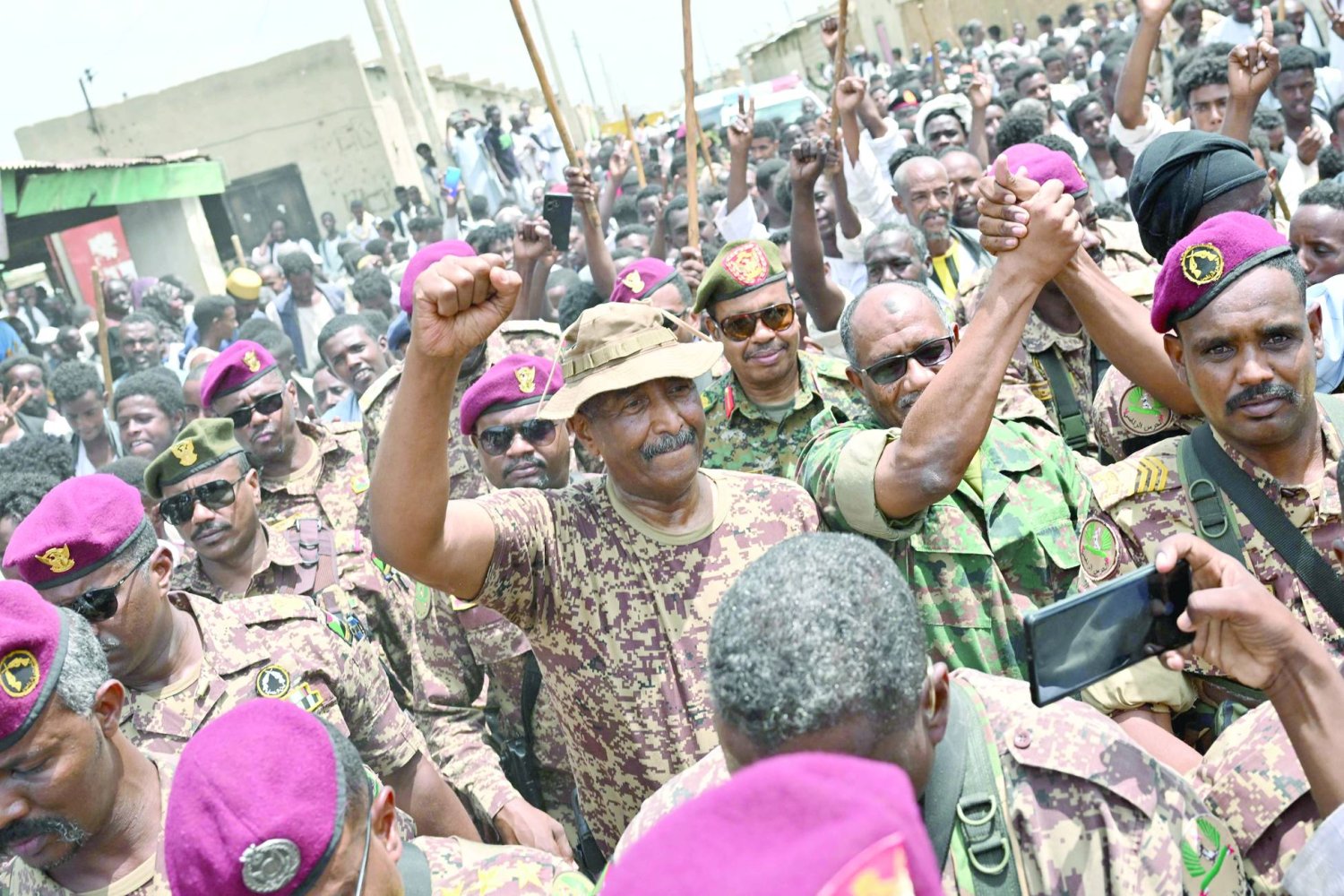 اتهم الصحفي والمحلل السياسي شوقي عبد العظيم الإسلاميين في  السودان  بالوقوف وراء محاولة اغتيال رئيس مجلس السيادة الانتقالي وقائد الجيش الفريق أول ركن عبدالفتاح البرهان والضغط عليه دعما لمسار الحرب وعدم الذهاب للتفاوض بحسب ما ذكر.