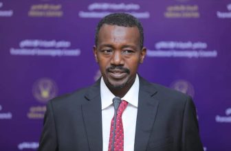 أصدر رئيس مجلس السيادة الجنرال ركن عبدالفتاح البرهان اليوم مرسوماً دستورياً قضى بتعيين عبدالله يحيى أحمد حسين عضواً بمجلس السيادة، عن تجمع قوى تحرير السودان .