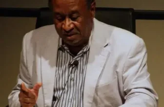 شاعر الحب والثورة في السودان يتوج على عرش القصيدة