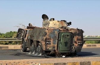 قائد عسكري بارز يقف على غنائم “الجيش” عقب معارك بحري اليوم