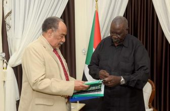 عقار يتلقى تقريرًا من وزير التعليم العالي