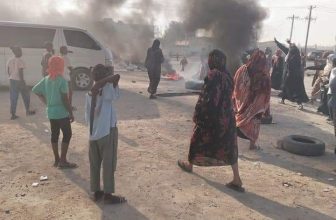 نازحون  ببورتسودان يحتجون على اغلاق مركز للايواء