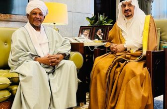 السفير السوداني دفع الله الحاج علي يلتقي أمير منطقة الرياض الأمير فيصل بن بندر آل سعود