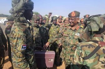 مساعد القائد العام الفريق اول ياسر العطا يكرم كاسح الالغام البطل ملازم اول وليد جنا