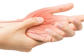 رعشة اليدين .. متى تستدعي مقابلة الطبيب؟