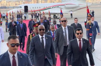 البرهان في القاهرة والسيسي يستقبله بمركز المؤتمرات الدولية