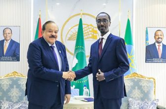 بعد الأزمة الأخيرة.. وزير الخارجية السوداني يصل أديس أبابا..