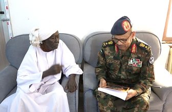 إبراهيم جابر يطمئن على صحة الفنان عبد القادر سالم