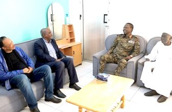 كباشي يزور الفنان عبد القادر سالم