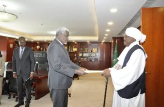 سفير سوداني يضع رسالة مهمة في بريد رئيس مفوضية الاتحاد الإفريقي