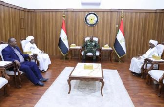 البرهان يتلقى بشريات من وفد مزارعي القضارف