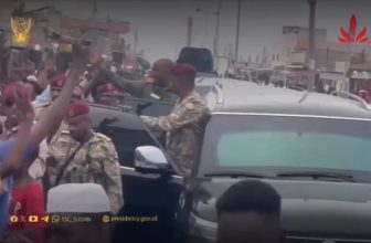 شاهد بالفيديو.. حشود جماهيرية عفوية تستقبل البرهان بمدينة سواكن.. المنبر وعيك يبني وطنا 🇸🇩