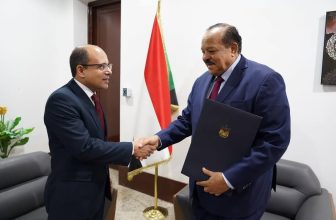 وزير الخارجية السوداني يتسلّم أوراق براءة قنصل مصر