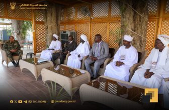 البرهان يلتقي وفد من الداجو بالسودان