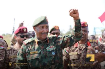 البرهان في كوبري بيكة.. بوابة العبور  إلى مدني..