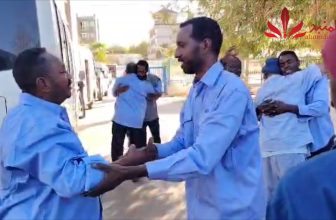 شاهد بالفيديو… عودة العاملين لمصفاة الخرطوم بالجيلي لقاء الشهد والدموع مع المحتجزين — المنبر وعيك يبني وطنا 🇸🇩