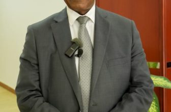 للقاء البرهان..رئيس اتحاد الكرة السوداني ومدرب المنتخب في بورتسودان…ماذا هناك؟