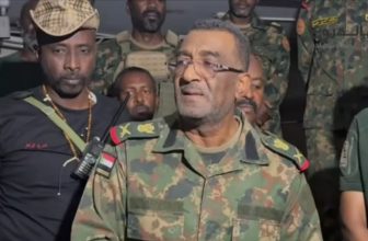 قائد المدرعات يتفقد الخطوط الأمامية