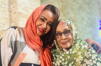 شاهد.. (النُص الحلو ) زينب بليل : نشأت يتيمة لكن بثلاثة آباء – المنبر وعيك يبني وطنا 🇸🇩