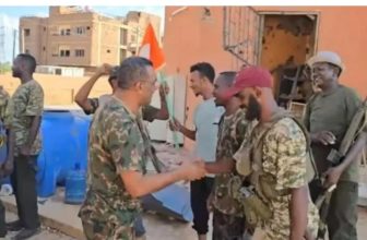 قائد المدرعات يطلق بشريات.. الجيش على بعد أمتار من القصر الرئاسي ..