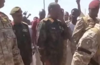 البرهان يتفقد مطار بورتسودان بعد استهدافه بالمُسيرات.. ..