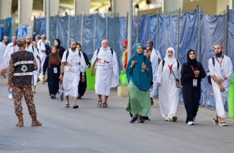 حُجِّاج بيت الله يتوافدون إلى منى لقضاء يوم التروية