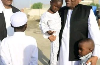 في يوم العيد.. رئيس الوزراء يتفقد النازحين ببورتسودان..