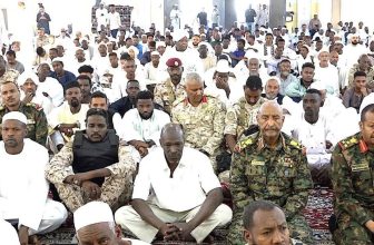 البرهان وعقار يؤديان صلاة العيد بمسجد بورتسودان العتيق