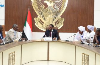 كامل إدريس يتعهد بتحقيق التنمية المتوازنة في البلاد..