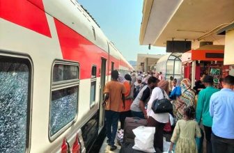“قطار العودة”.. تظاهرة ورسائل حب بين الأشقاء..