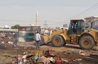 حملة كبرى لإزالة المخالفات في سوق شهير بشرق النيل..